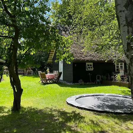 Casa de Férias Vaer Omkranset Af Traeer I Et Strataekt Sommerhus *