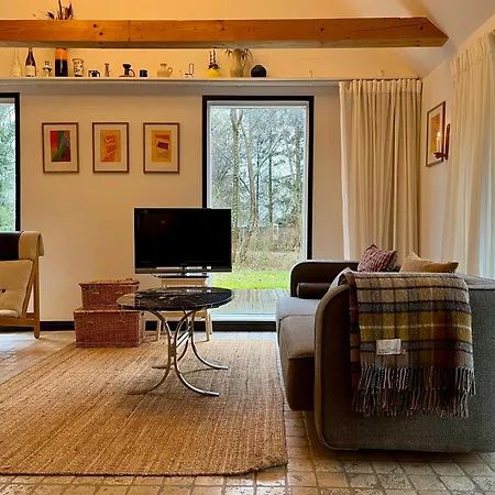 Vaer Omkranset Af Traeer I Et Strataekt Sommerhus Nykøbing Sjælland