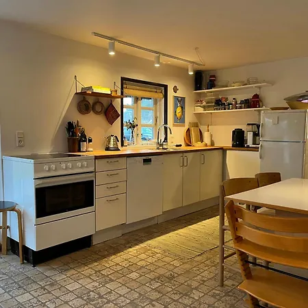 Vaer Omkranset Af Traeer I Et Strataekt Sommerhus *