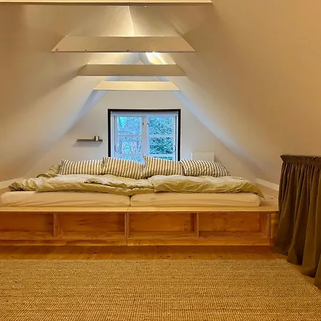 Be Surrounded By Trees In A Thatched Сasa de vacaciones Nykøbing Sjælland