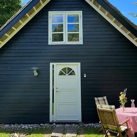 Сasa de vacaciones Be Surrounded By Trees In A Thatched Nykøbing Sjælland