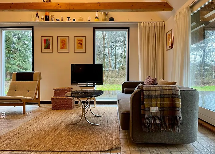 Vaer Omkranset Af Traeer I Et Strataekt Sommerhus Nykøbing Sjælland