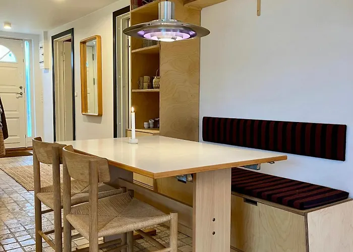 Vaer Omkranset Af Traeer I Et Strataekt Sommerhus Casa de Férias Nykøbing Sjælland