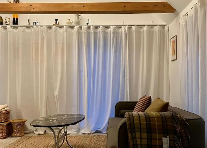 Be Surrounded By Trees In A Thatched Сasa de vacaciones