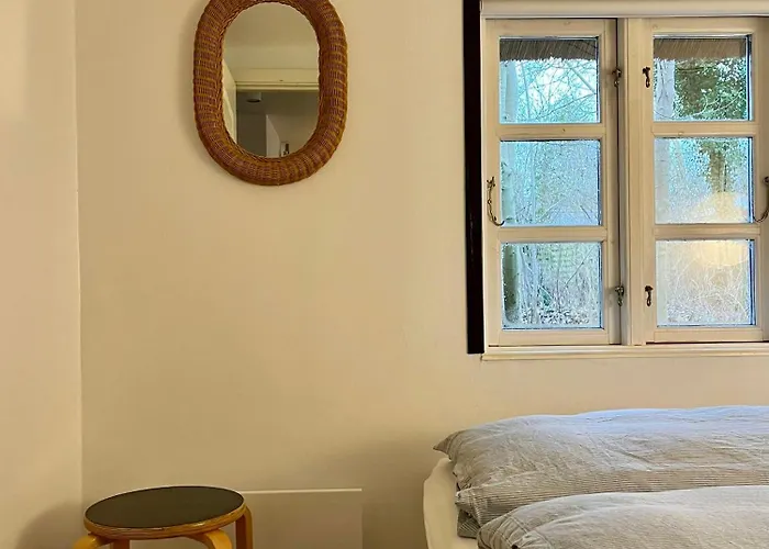 Vaer Omkranset Af Traeer I Et Strataekt Sommerhus *