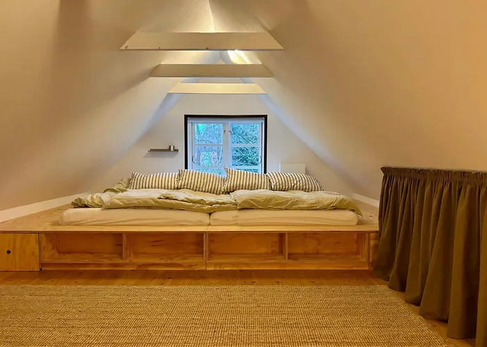 Be Surrounded By Trees In A Thatched Сasa de vacaciones Nykøbing Sjælland