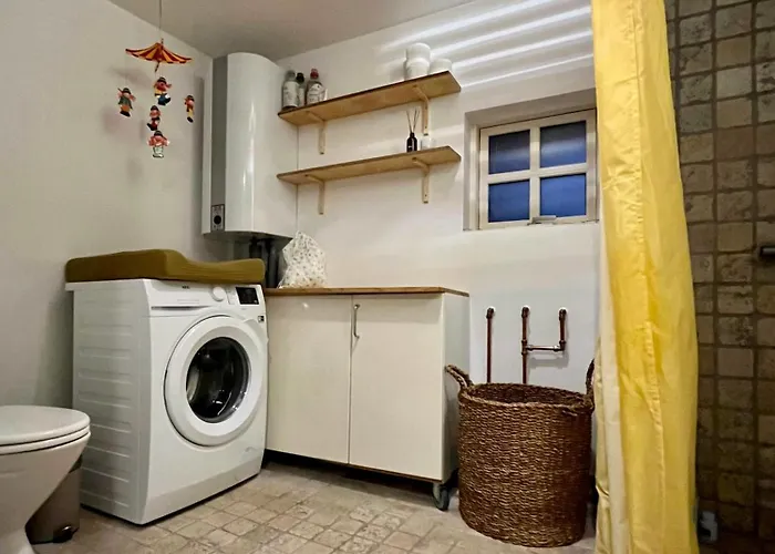 Vaer Omkranset Af Traeer I Et Strataekt Sommerhus