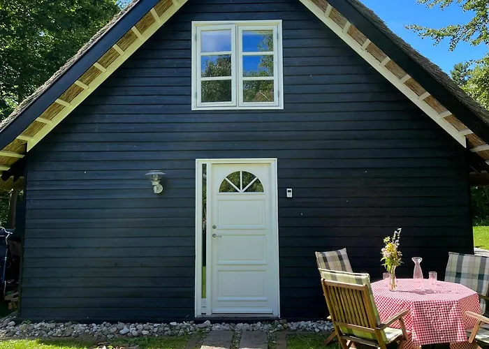 Сasa de vacaciones Be Surrounded By Trees In A Thatched Nykøbing Sjælland